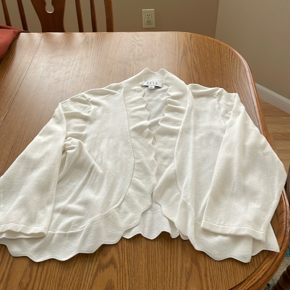 Elle, size XL in white waist length scalloped front and bottom light sweater.